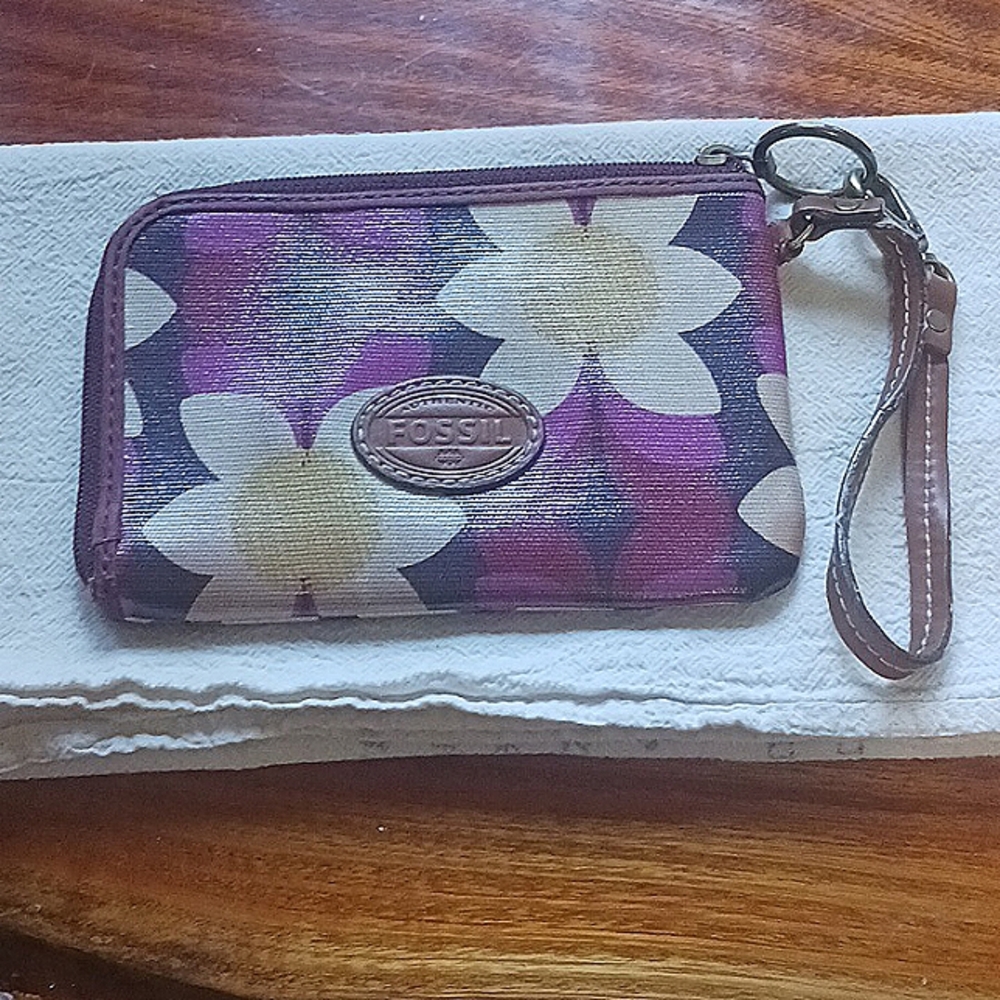 Fossil Wristlet /  holds up to 4 cards ♥️